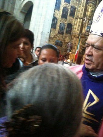 Le entregue mi libro al Cardenal Noberto Rivera Carrera en la ciudad de México.