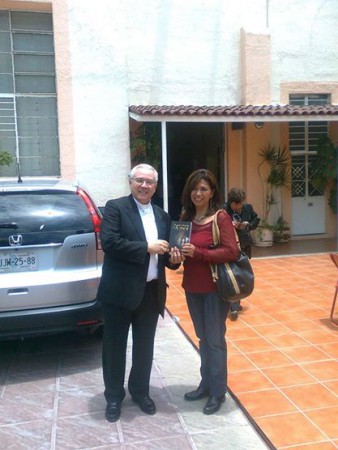 Con  Él Cardenal Francisco Ortega le obsequíe mi libro.